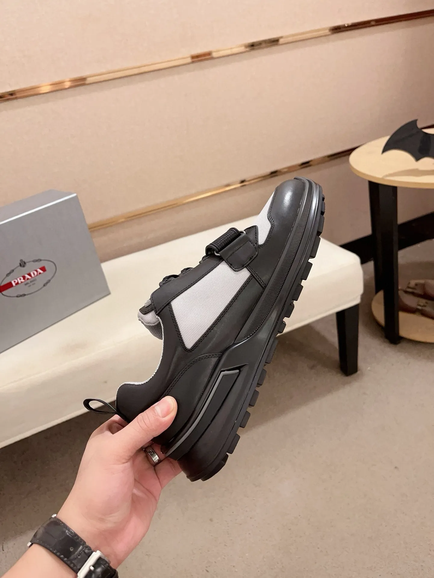Factory price 620💰 ✔️✔️✔️Higher version High-quality new PRADA (Prada) counters are launched simultaneously. New men's shoes and 😘fabric are made of high-tech glue-spraying technology. Lining: Full cowhide lining. 👍🏿 High-end ☄️ air-cushion molded anti-slip rubber outsole, exquisite lines, simple and elegant, comfortable and high-end for leisure travel. Code number: 38 to 44 (45 is custom-made and cannot be returned or exchanged)